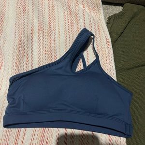 Single shoulder bombshell sportswear bra